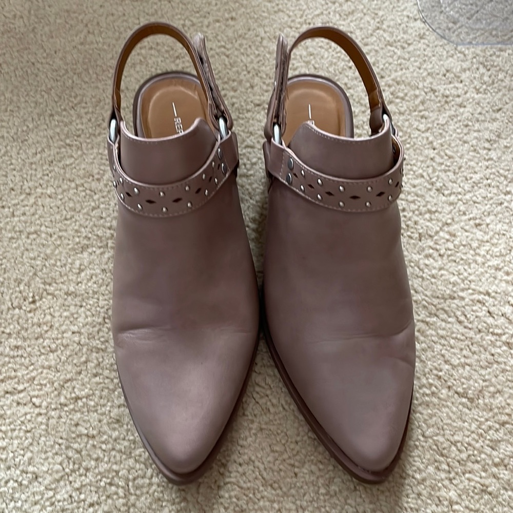 Report size 8 women’s shoe boot open back